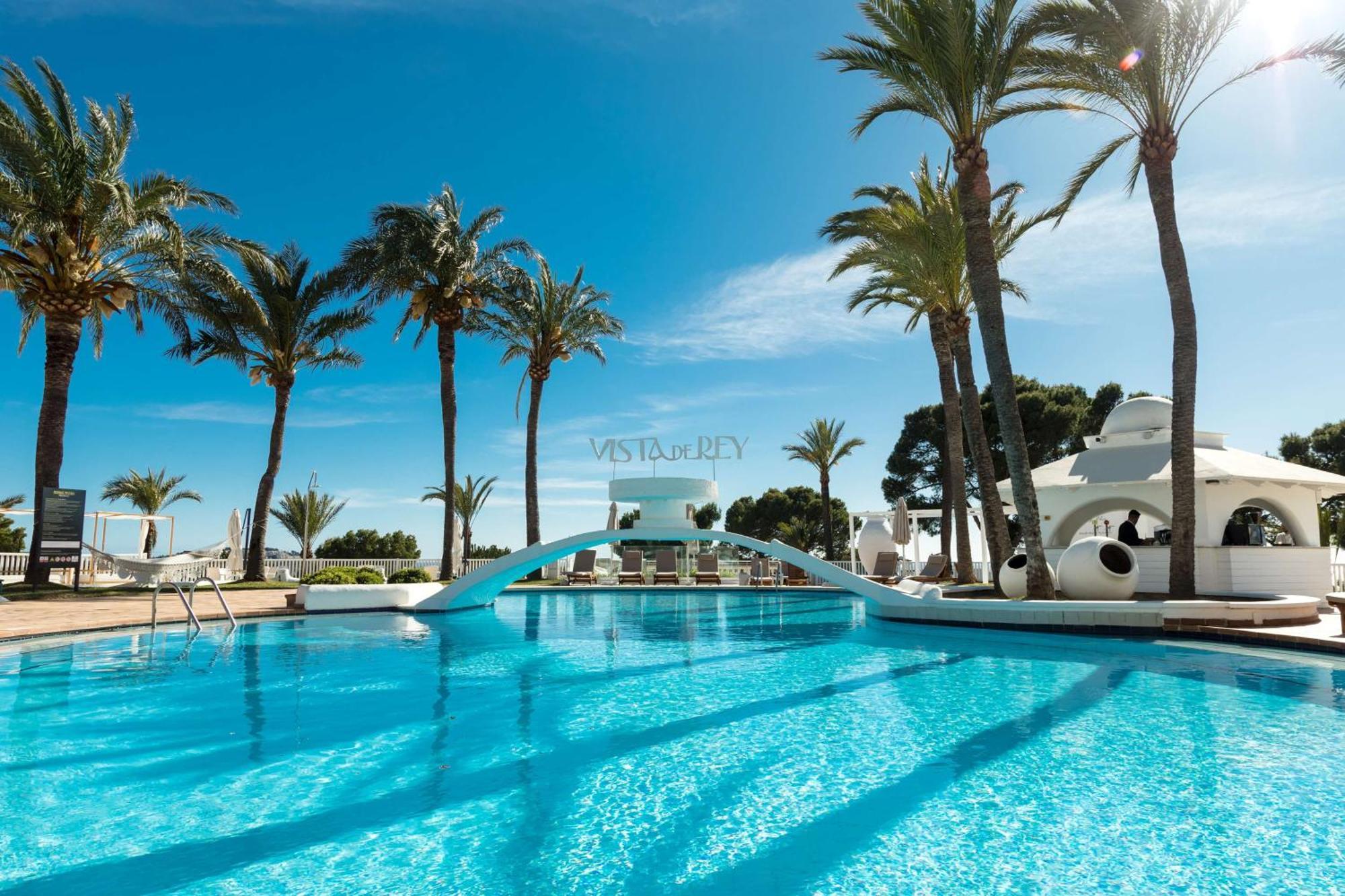 Hilton Mallorca Galatzo Peguera Exterior foto The swimming pool at the hotel