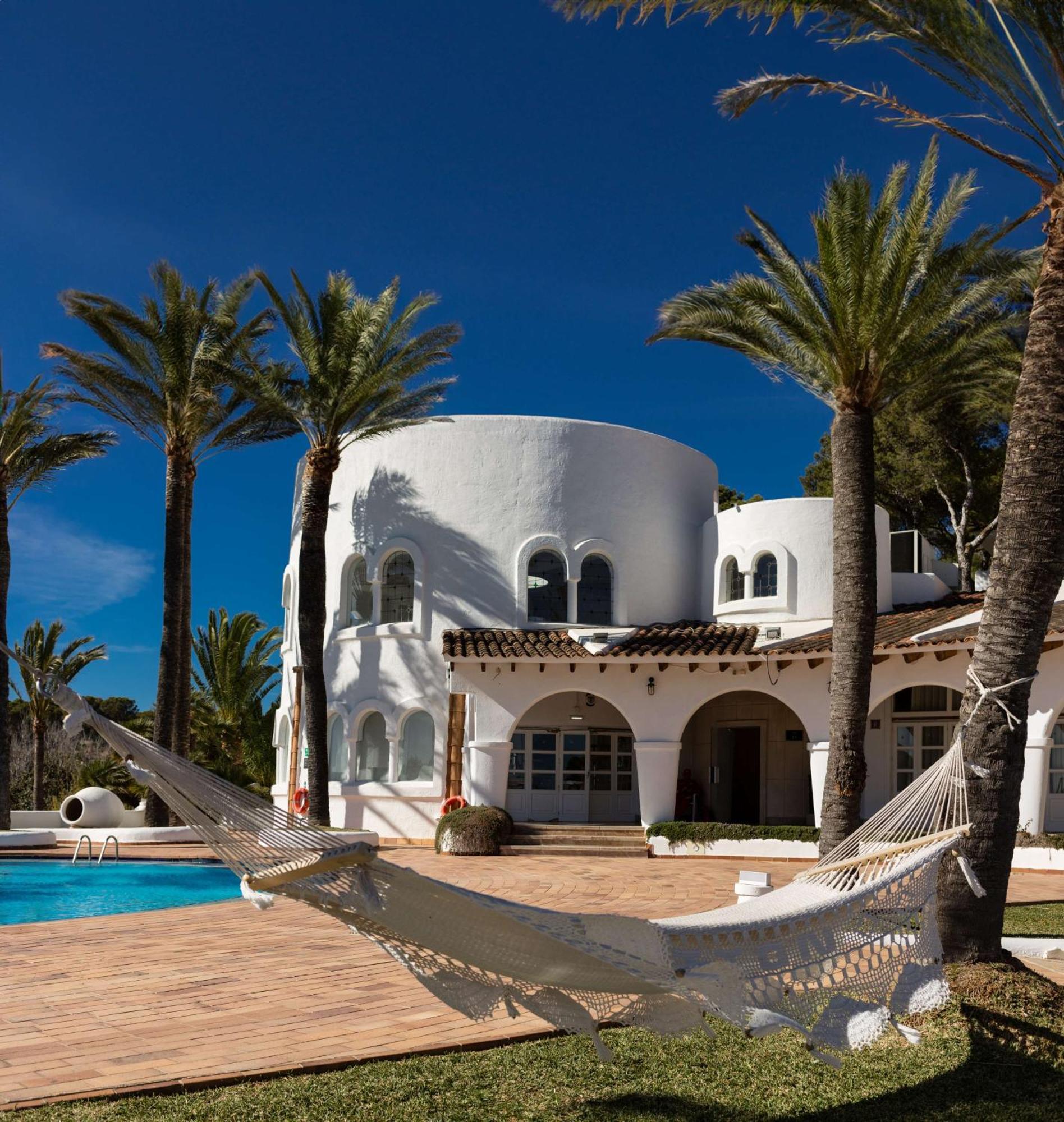 Hilton Mallorca Galatzo Peguera Exterior foto The hotel's main building